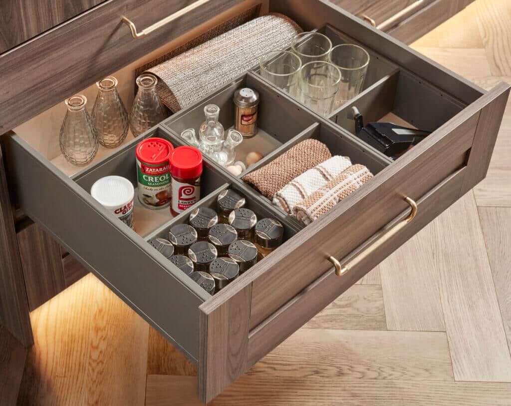 Divider drawer in kitchen